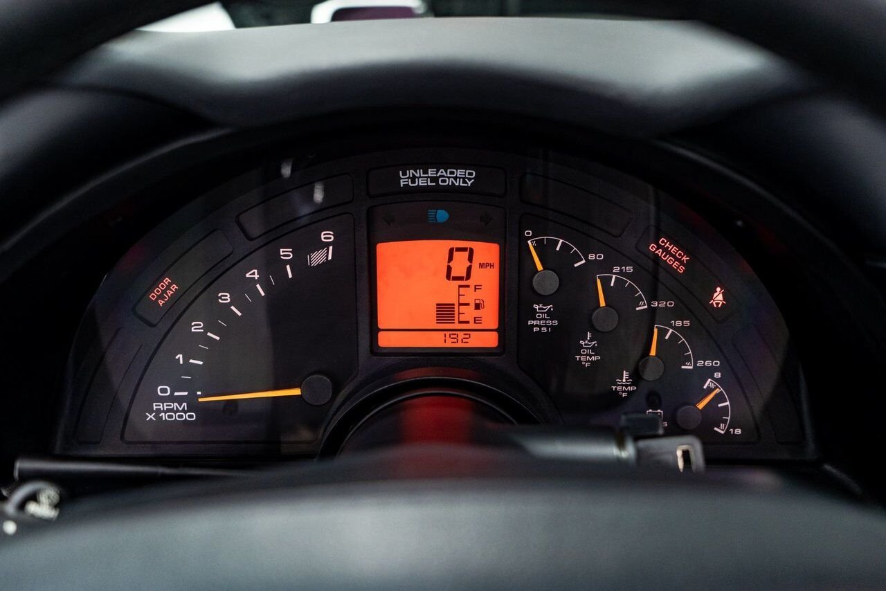 1995 Chevrolet Corvette *PRIX EN USD* RPO Z4Z PACE CAR PRESENTED IN DELIVERY PACKAGING WITH ONLY 192MILES (307KM) FROM NEW White Montreal - photo #13