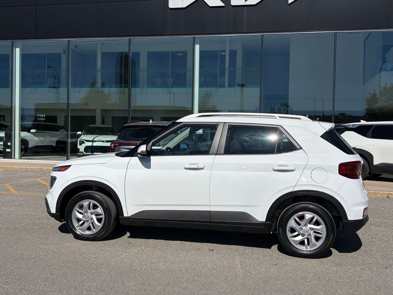 2021 Hyundai Venue White Gatineau - photo #2