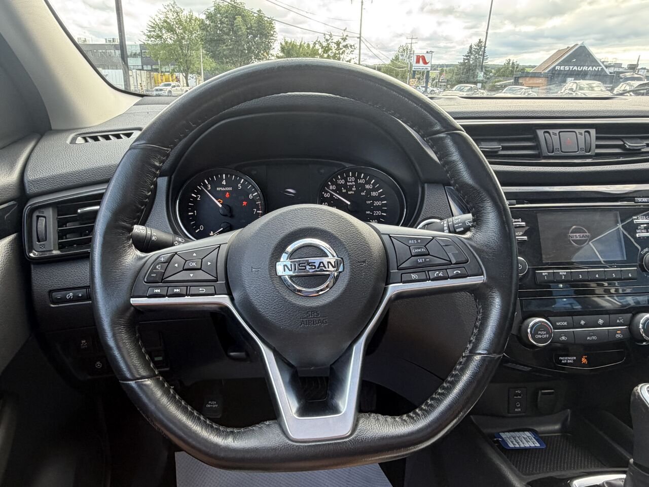 2018 Nissan Qashqai White Ste-Marie - photo #11