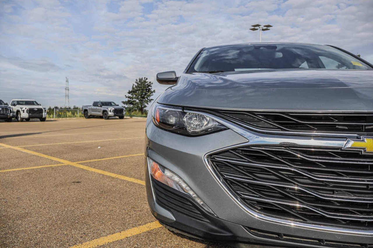 2025 Chevrolet Malibu 4dr Sdn 1LT Grey Sherwood Park - photo #10