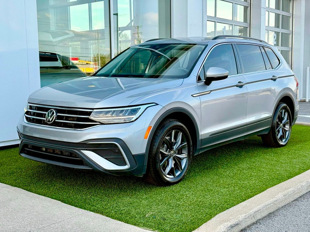 Volkswagen Tiguan 2023 Gris Notre-Dame-des-Prairies - photo #1