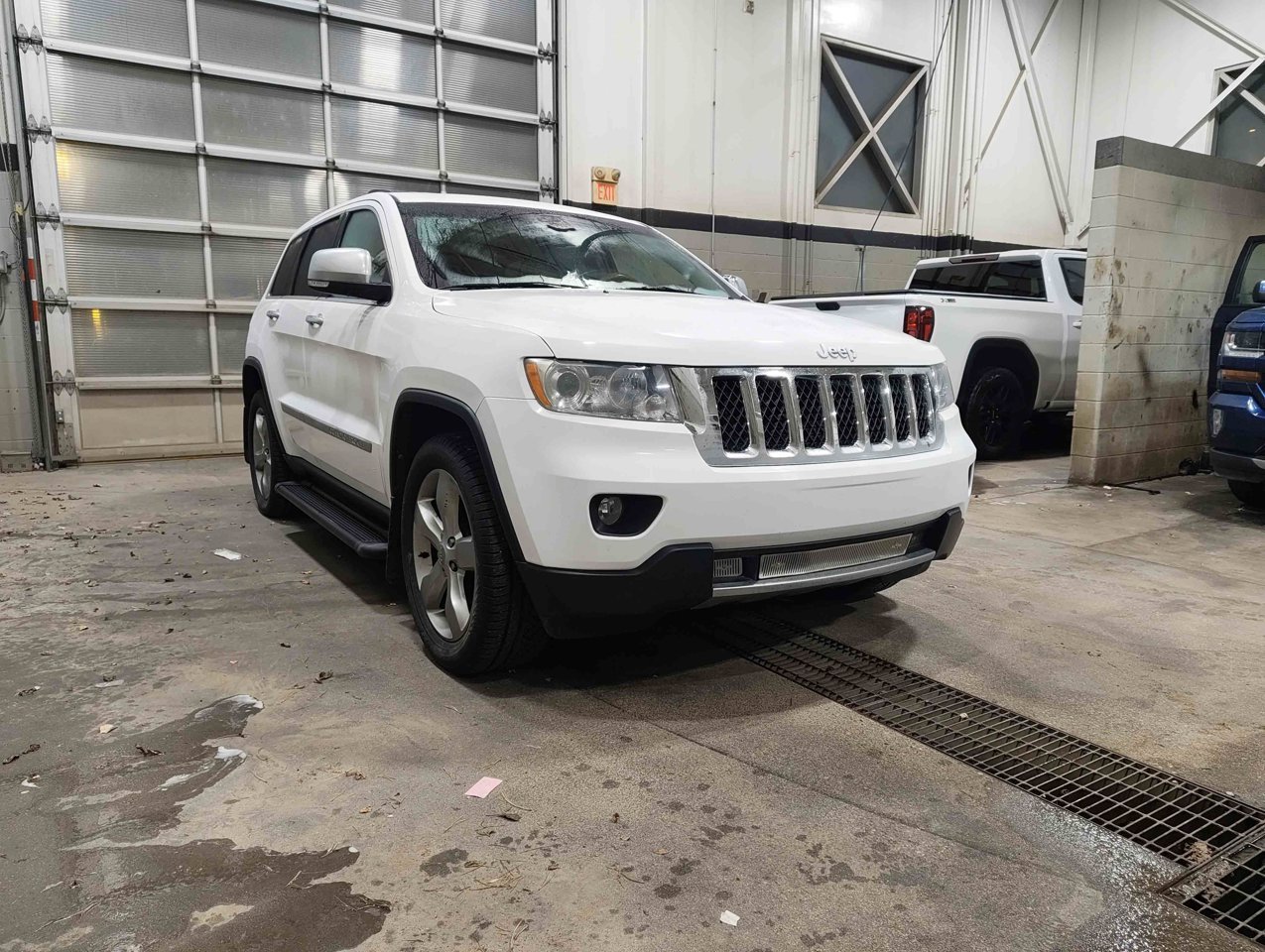 2013 Jeep Grand Cherokee 4WD 4dr Overland White Sherwood Park - photo #5