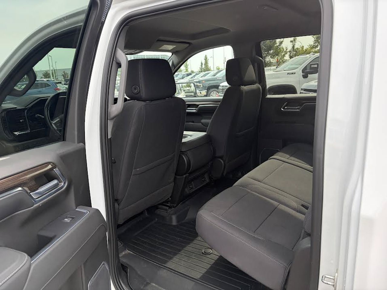 2023 Chevrolet Silverado 1500 4WD Crew Cab 147 LT White Sherwood Park - photo #5