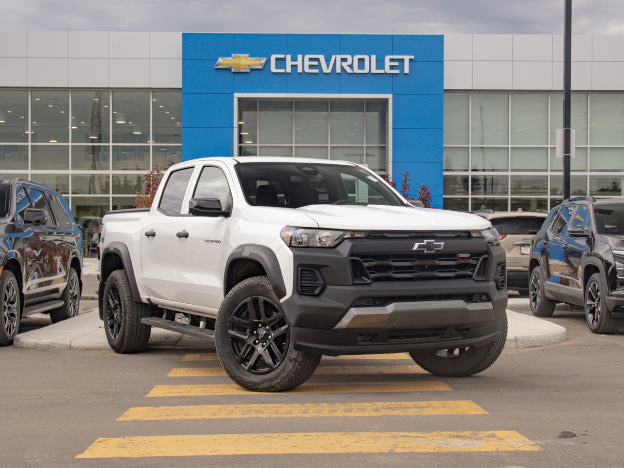 2023 Chevrolet Colorado 4WD Crew Cab Trail Boss White Sherwood Park - photo #1