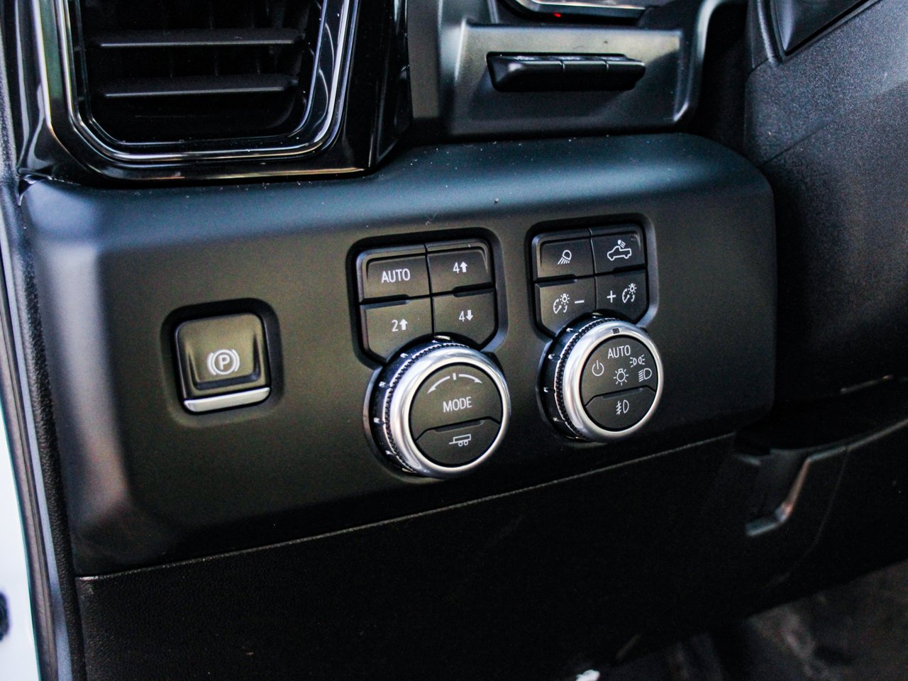 2024 GMC Sierra 3500HD 4WD Crew Cab 159 AT4 White Sherwood Park - photo #18