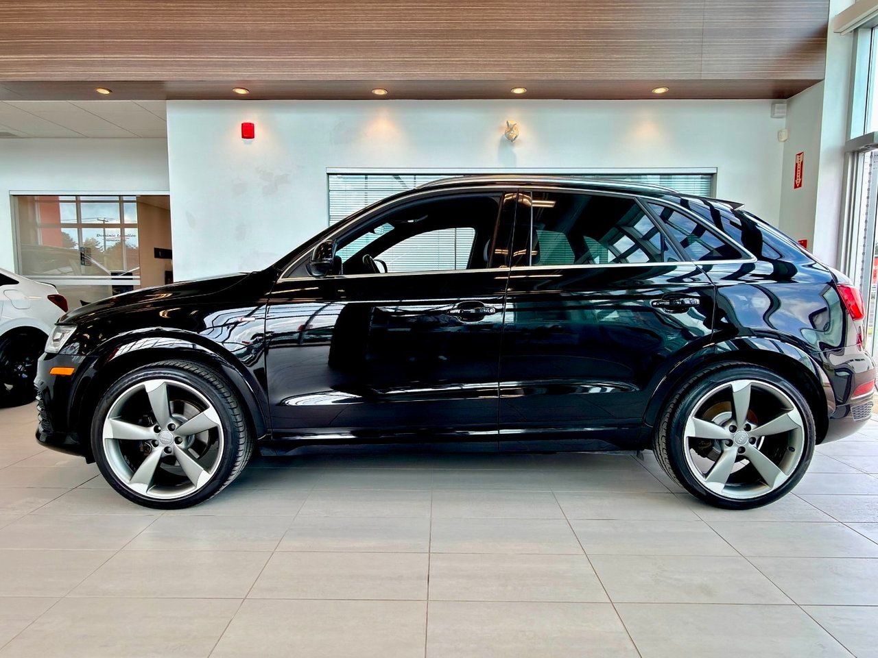 2016 Audi Q3 Black Notre-Dame-des-Prairies - photo #9