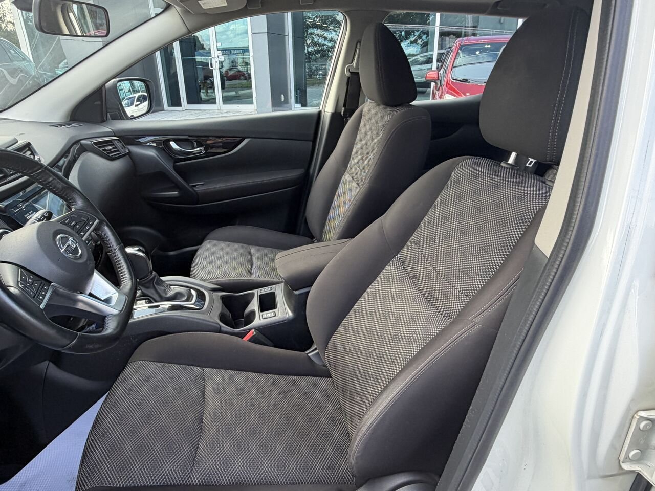 2018 Nissan Qashqai White Ste-Marie - photo #9