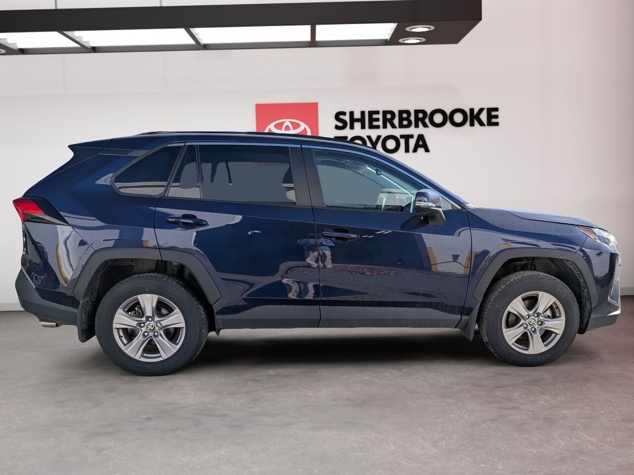 Toyota RAV4 XLE/AWD/SIÈGES CHAUFFANTS/VOLANT CHAUFFANT/TOIT OUVRANT/BLUETOOTH/AC BIZONE 2025 Bleu Sherbrooke - photo #2