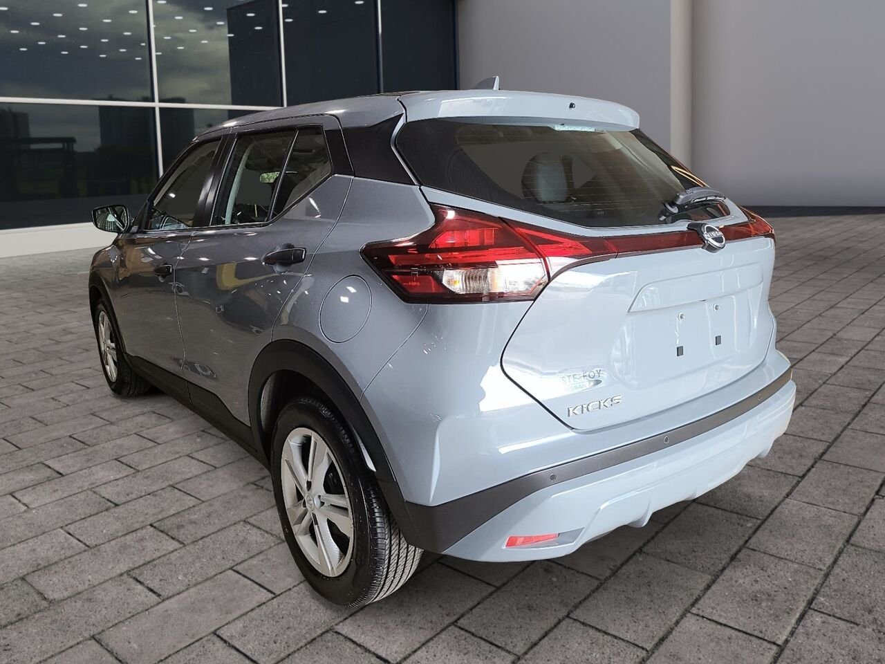 2024 Nissan Kicks S TA Grey Québec - photo #3