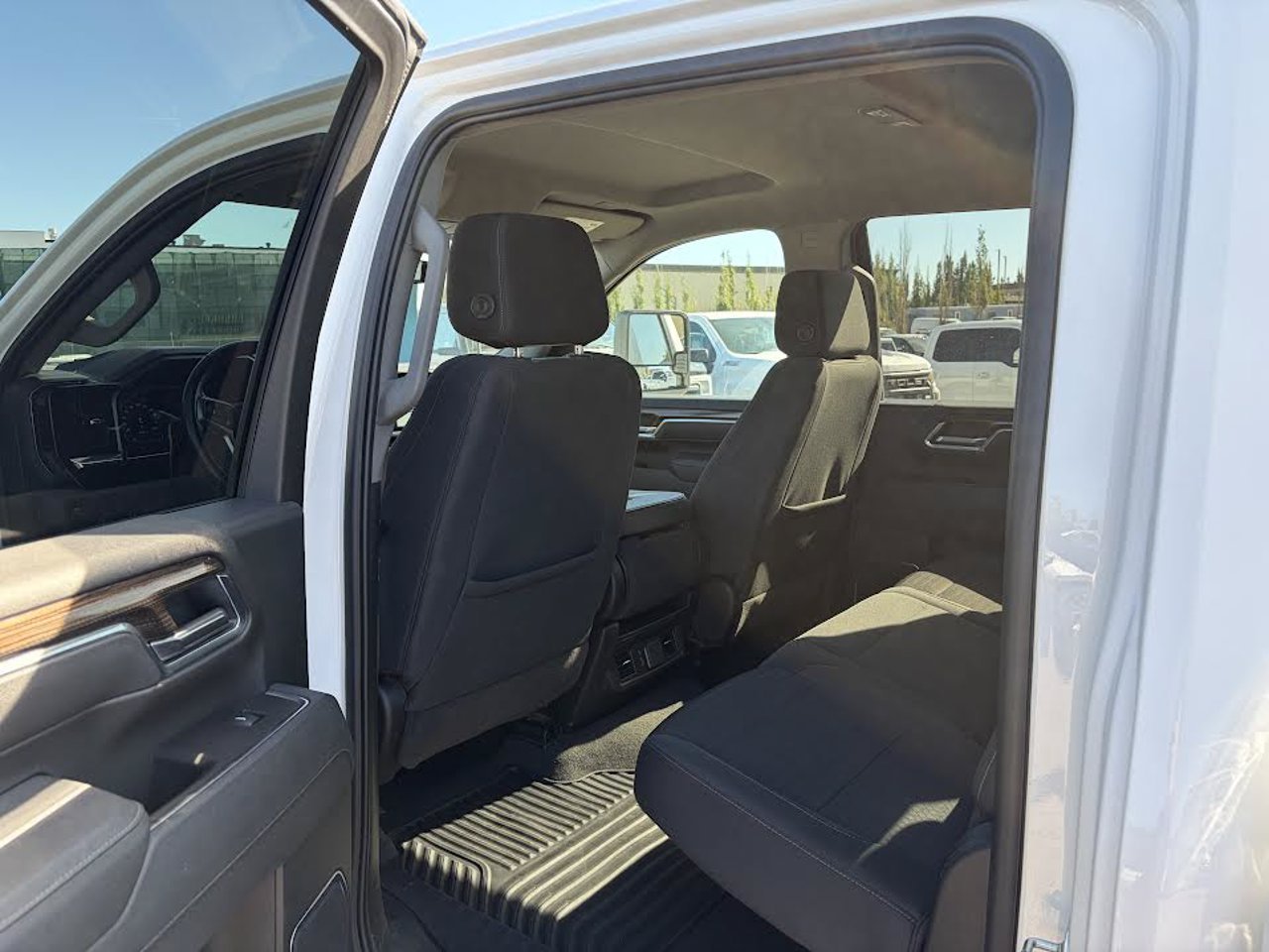 2025 Chevrolet Silverado 3500HD 4WD Crew Cab 159 LT White Sherwood Park - photo #5