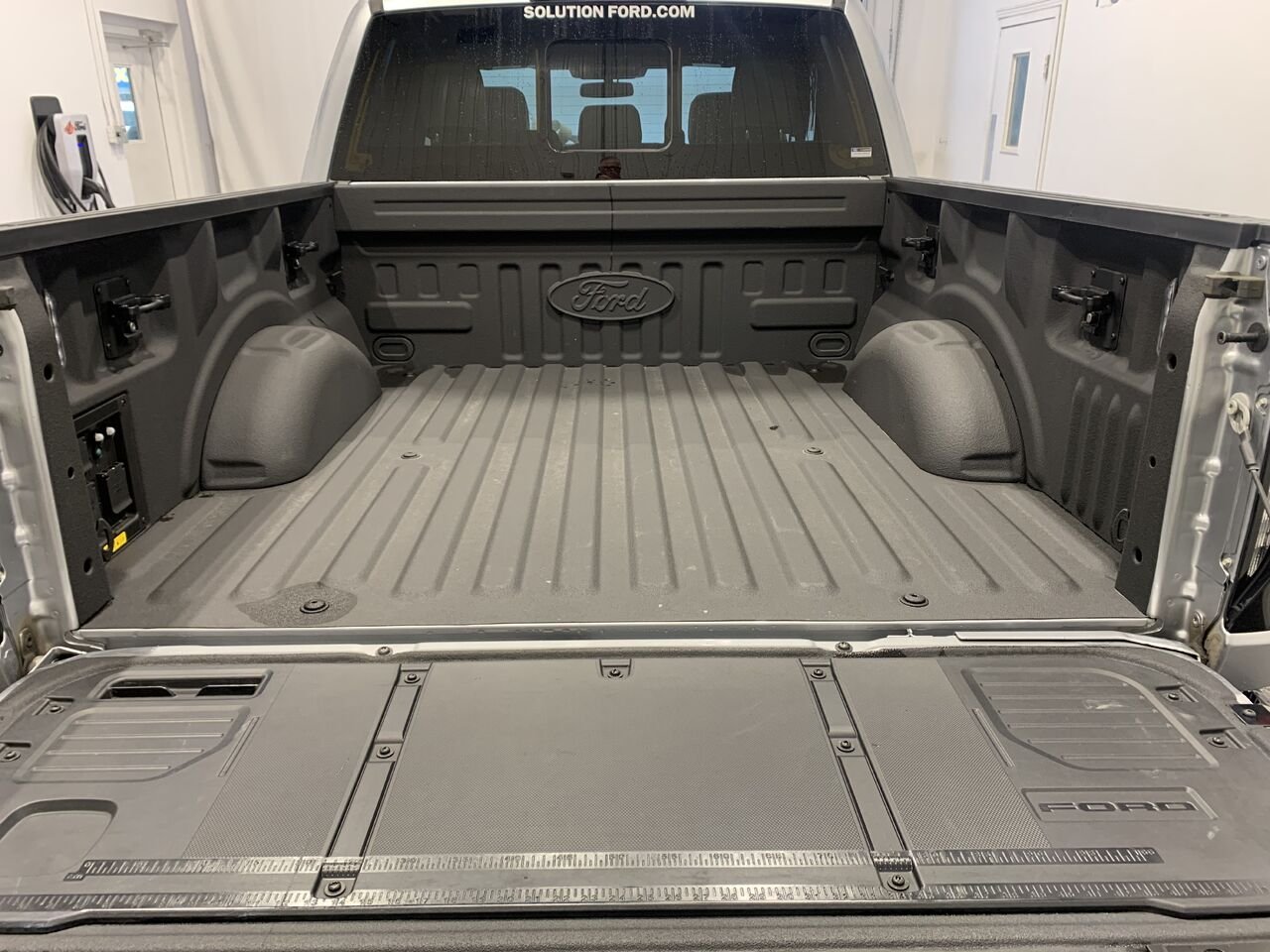 Ford F-150 Lightning LARIAT LARIAT + GROSSE BATTERIE +CUIR + TOIT PANO, REMORQ MAX 2023 Argent Châteauguay - photo #13