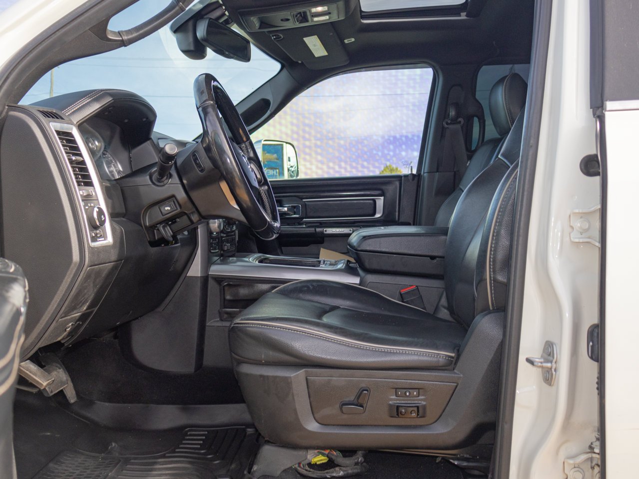 2018 Ram 1500 Limited 4x4 Crew Cab 5'7 Box *Ltd Avail* White Sherwood Park - photo #17