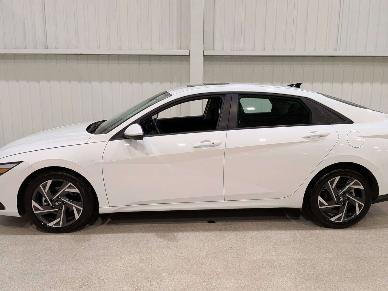 2025 Hyundai Elantra Preferred IVT w/Tech Pkg White Val-David - photo #4