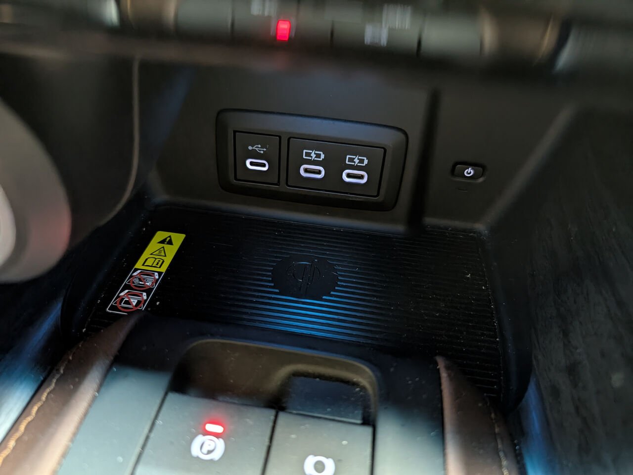 Toyota Venza Hybride LIMITED/AWD/SIÈGES CHAUFFANTS/TOIT PANORAMIQUE FIXE/VOLANT CHAUFFANT/BLUETOOTH/AC BIZONE 2023 Noir céleste Sherbrooke - photo #19