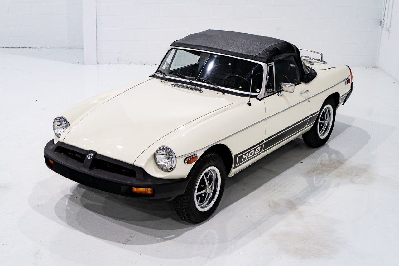 MG B Beautifully presented from former complete restoration 1979 Blanc Montréal - photo #37