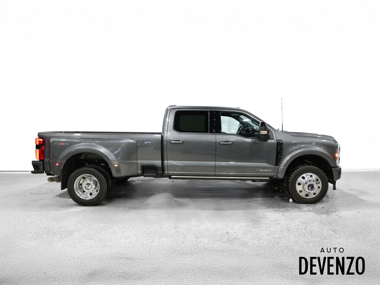 2026 Ford Super Duty F-450 DRW Grey Saint-Eustache - photo #3