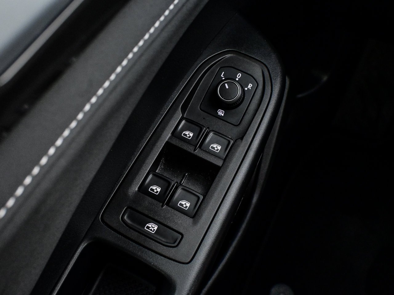 2026 Volkswagen Taos Comfortline Black Edition 4MOTION White Sherwood Park - photo #17