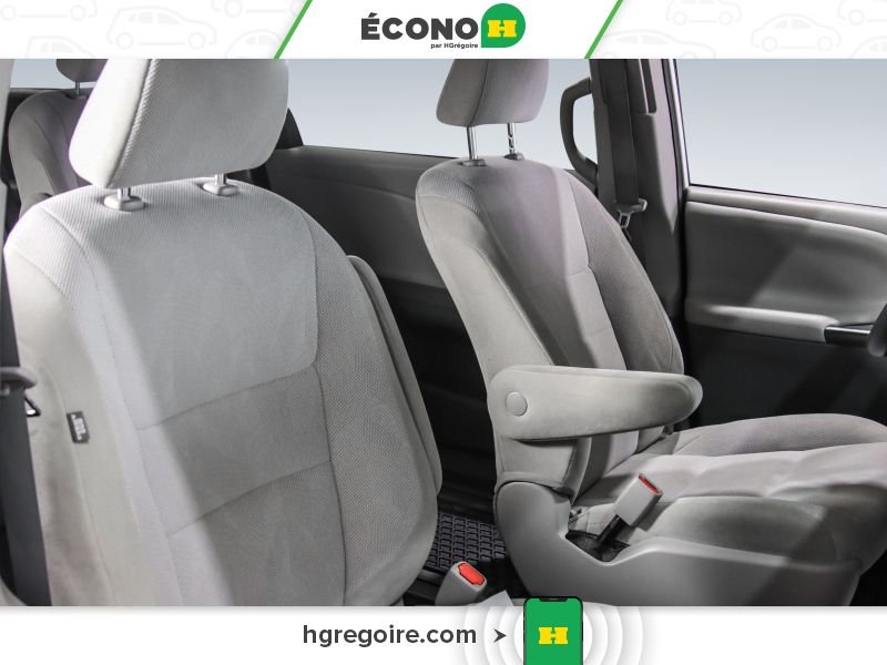 2020 Toyota Sienna White Saint-Eustache - photo #23