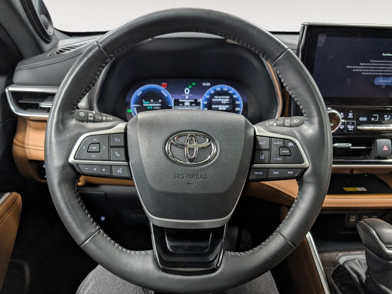 Toyota Highlander Hybride PLATINUM/SIÈGES AVANT ET ARRIÈRE CHAUFFANT/SIÈGES AVANT VENTILLÉ/TOIT PANORAMIQUE OUVRANT/VOLANT 2025 Noir minuit métallisé Sherbrooke - photo #13