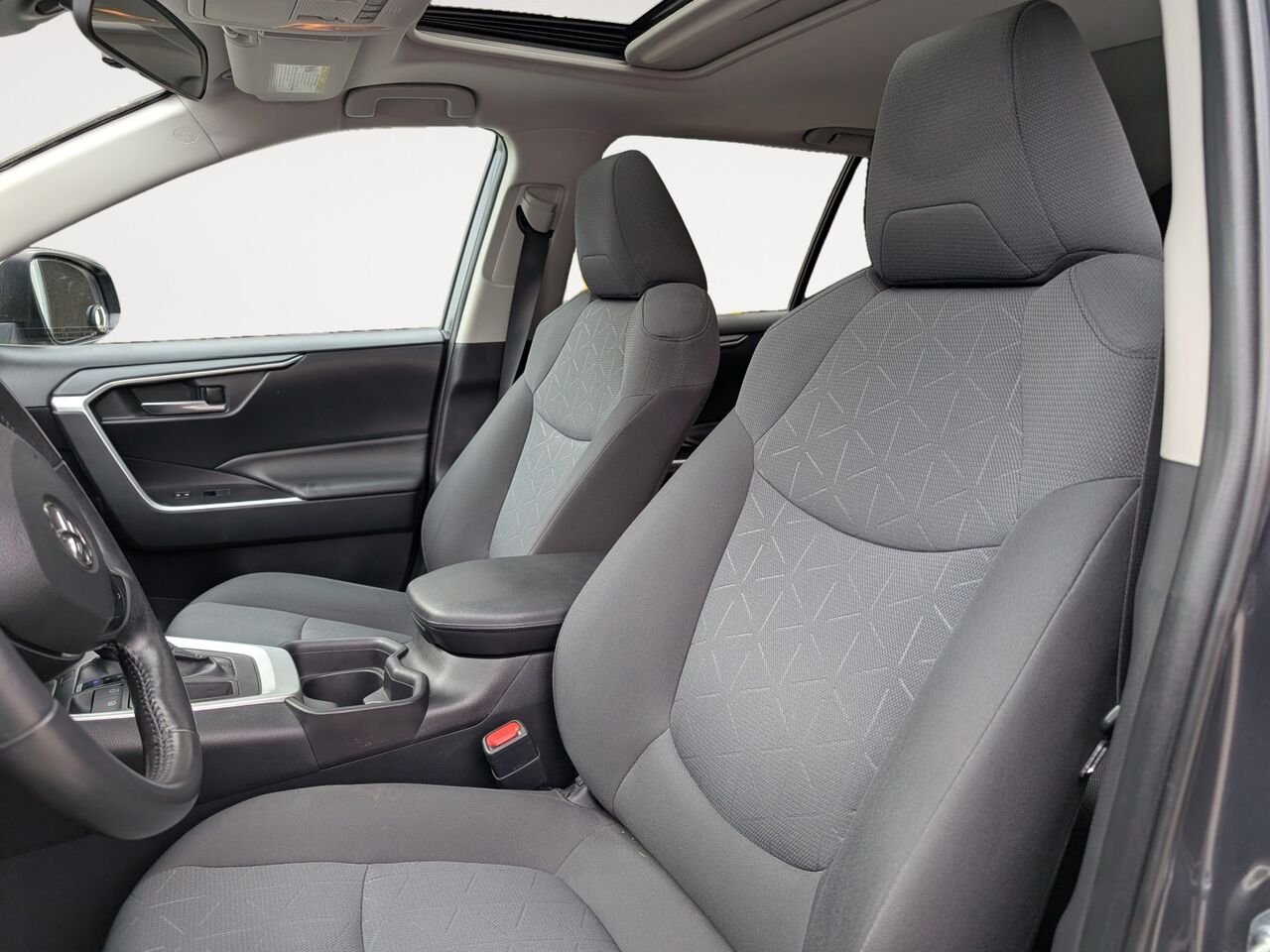 Toyota RAV4 XLE/AWD/SIÈGES CHAUFFANTS/VOLANT CHAUFFANT/BLUETOOTH/AC BIZONE 2019 Gris Sherbrooke - photo #6