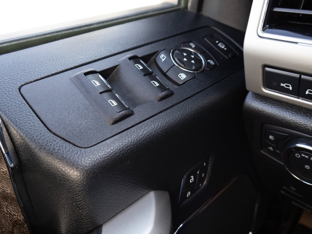 2019 Ford Super Duty F-350 SRW LARIAT 4WD Crew Cab 6.75' Box Black Sherwood Park - photo #16