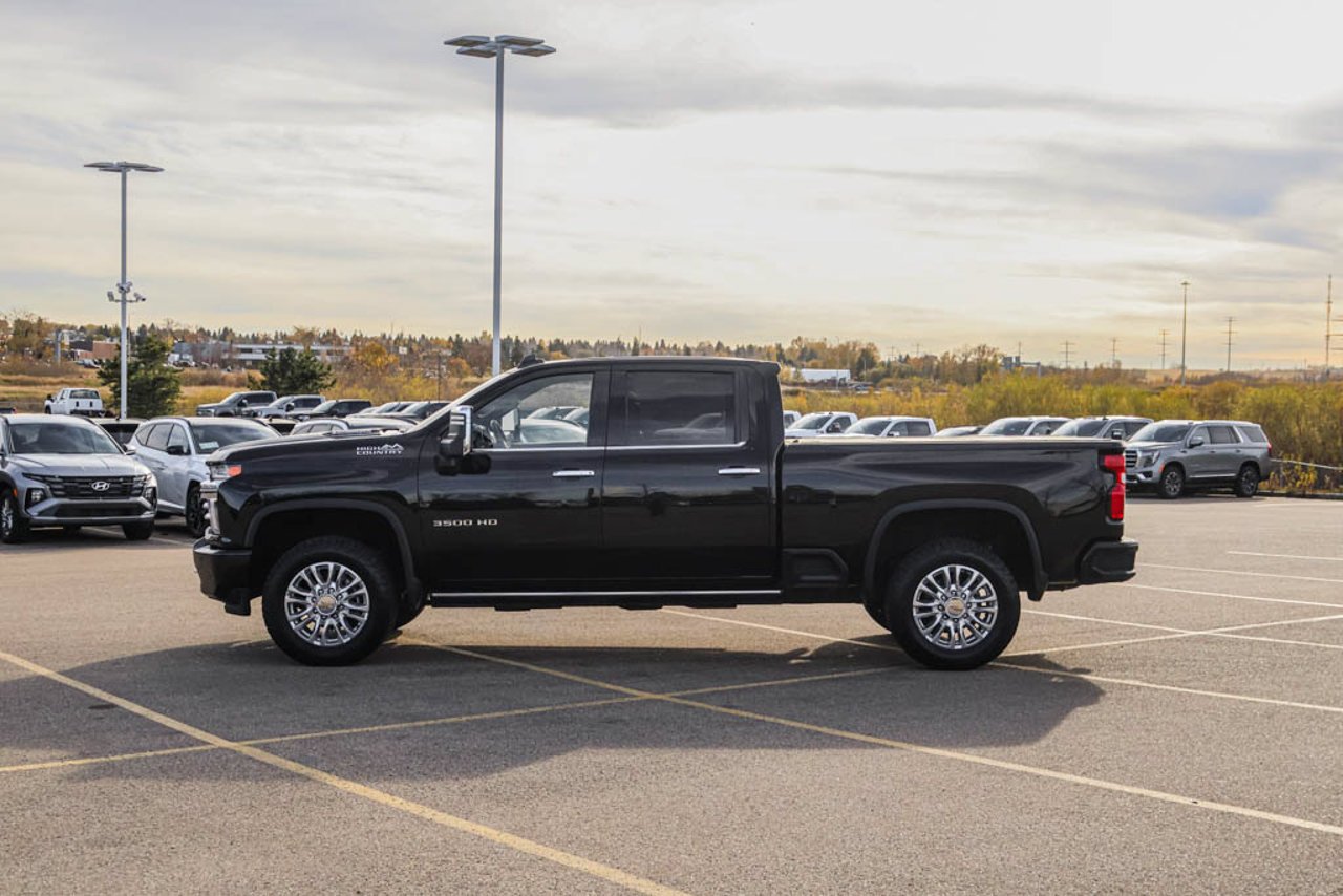 2022 Chevrolet Silverado 3500HD 4WD Crew Cab 159 High Country Black Sherwood Park - photo #4