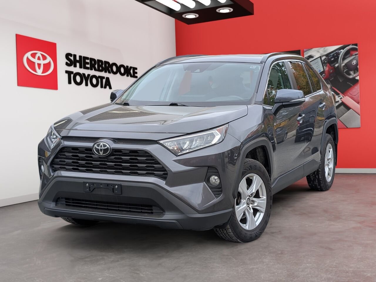 Toyota RAV4 XLE/AWD/SIÈGES CHAUFFANTS/VOLANT CHAUFFANT/BLUETOOTH/AC BIZONE 2019 Gris Sherbrooke - photo #0