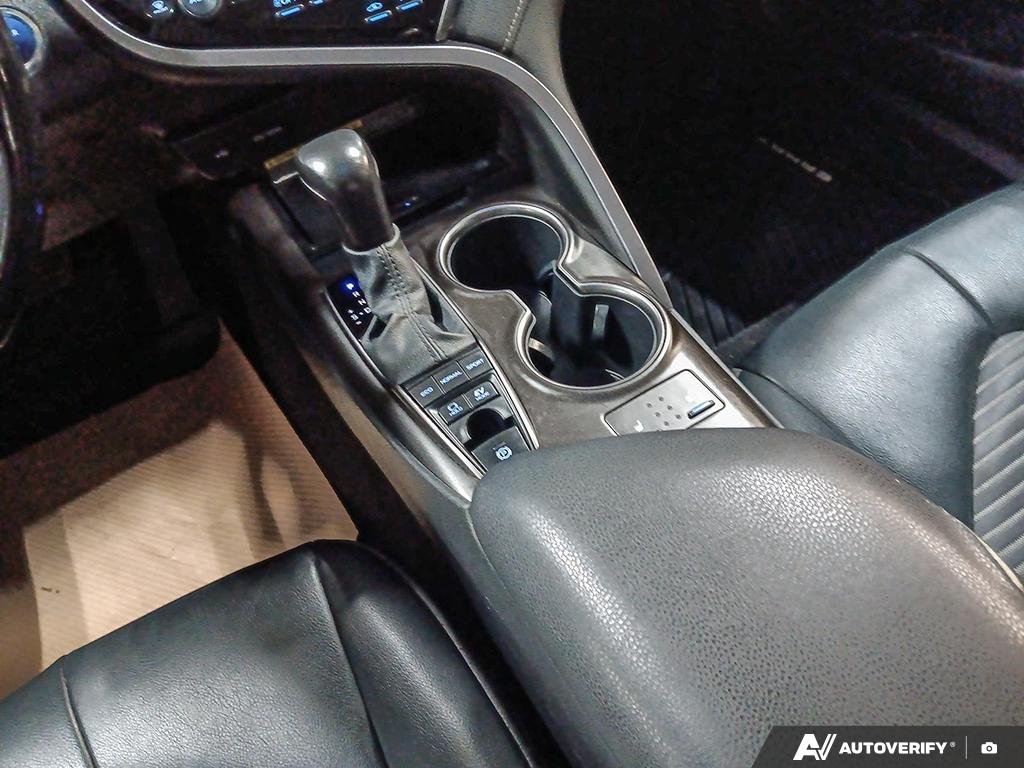 2021 Toyota Camry 2602151A | Hybrid SE White Edmonton - photo #17