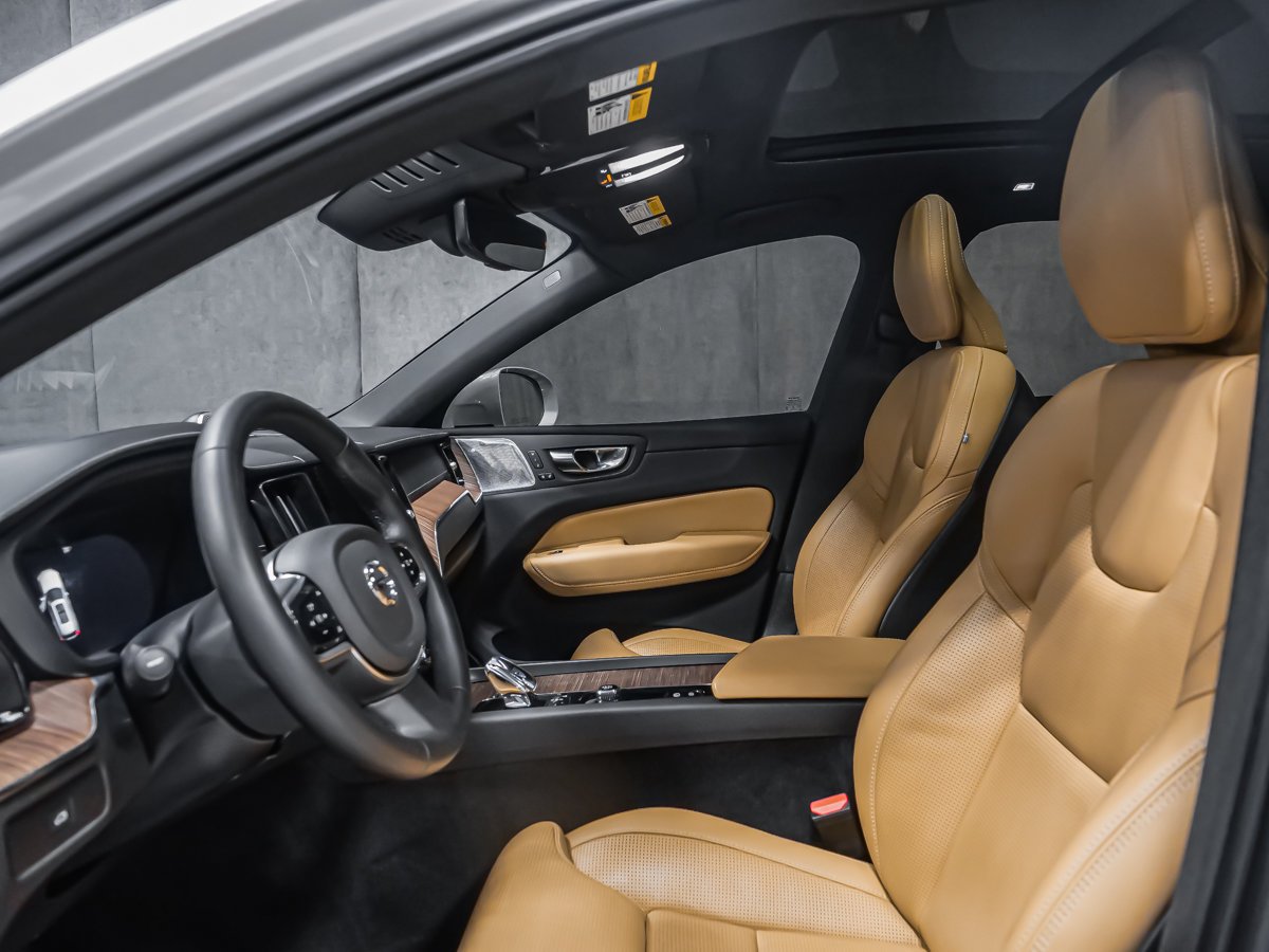 Volvo XC60 B6 ULTIMATE BRIGHT BOWERS WILKINS 2023 Argent Montréal - photo #12