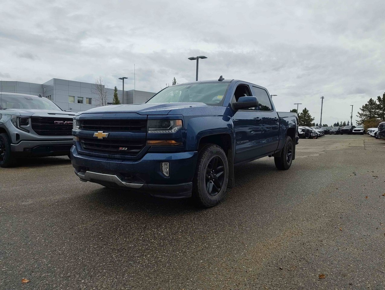 2017 Chevrolet Silverado 1500 4WD Crew Cab 143.5 LT w/2LT Blue Sherwood Park - photo #3