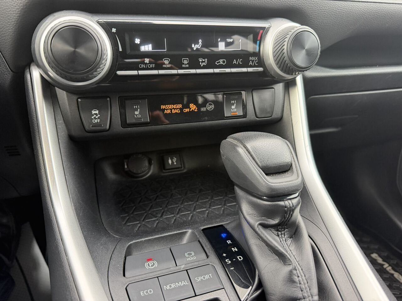 Toyota RAV4 LE 2019 Blanc Laval - photo #20