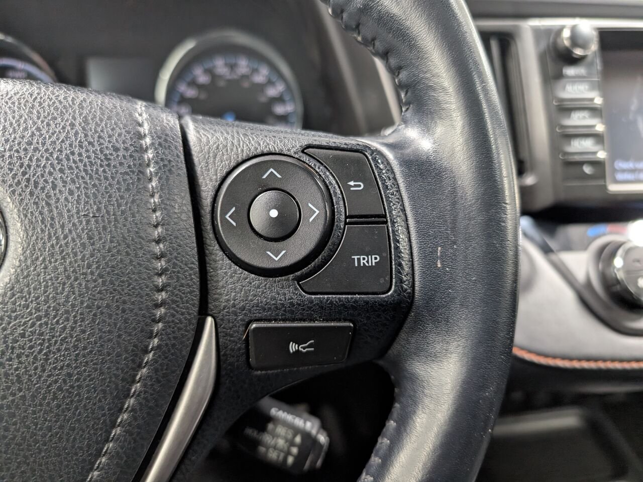 Toyota RAV4 Hybride SE/SIÈGES CHAUFFANTS/VOLANT CHAUFFANT/TOIT OUVRANT/AC/BLUETOOTH/CAMERA DE RECUL 2017 Bleu orage électrique Sherbrooke - photo #13