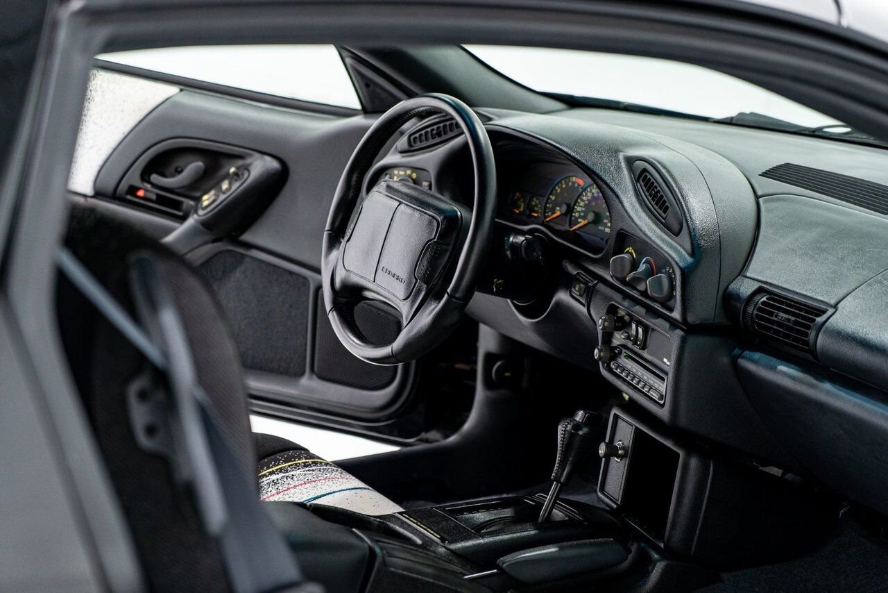 Chevrolet CAMARO Z28 PRIX EN USD | Pace Car with only 957km (595mi) with original window sticker 1993 Noir Montréal - photo #54