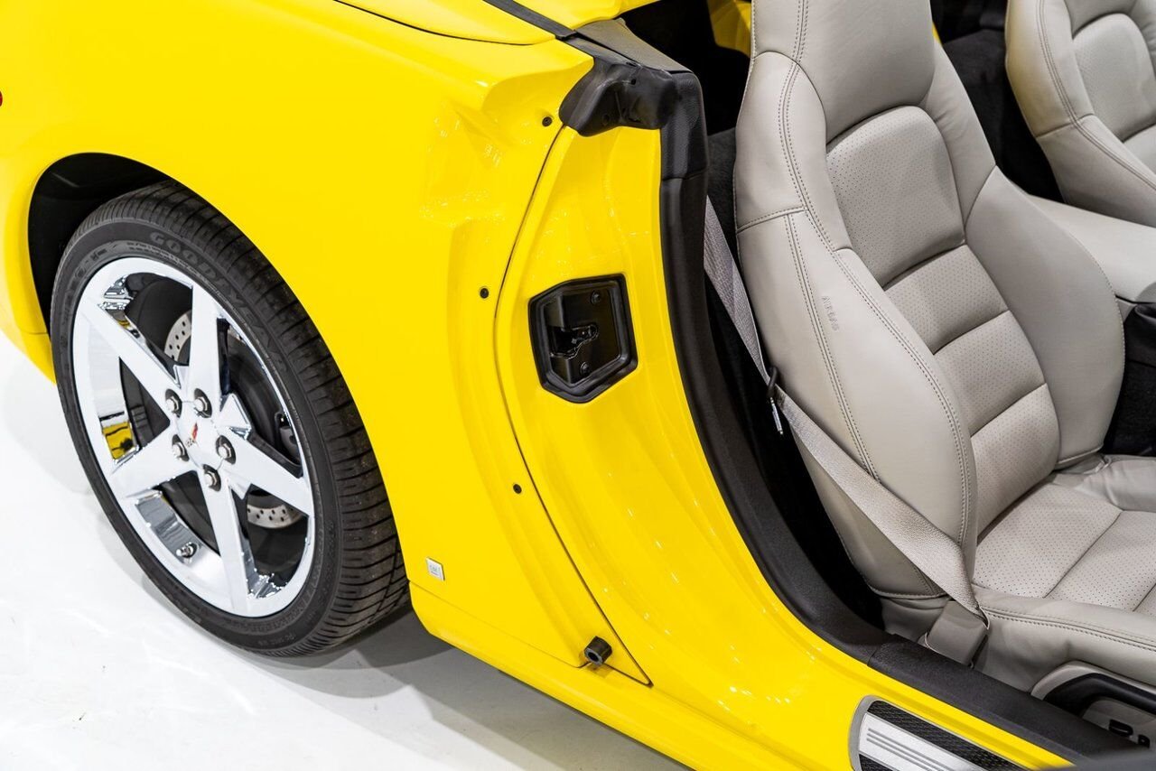 Chevrolet Corvette PRIX EN USD | With Only 900km (563mi) From New With Window Sticker 2008 Jaune Montréal - photo #64