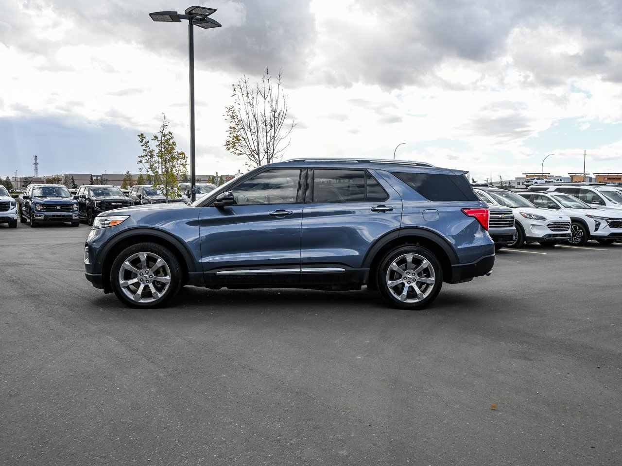 2020 Ford Explorer Platinum 4WD Blue Sherwood Park - photo #9