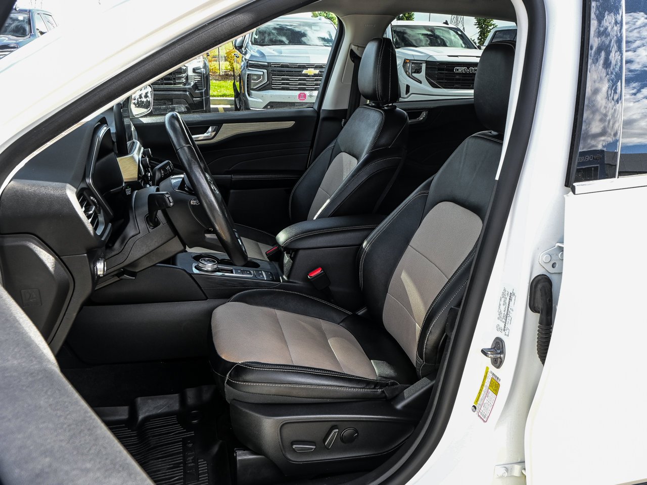 2022 Ford Escape Titanium Plug-In Hybrid FWD White Sherwood Park - photo #15