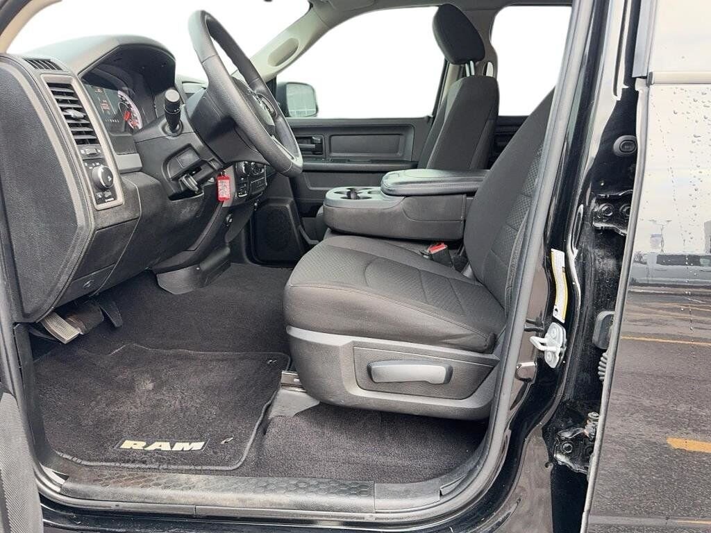 2020 Ram 1500 Classic Express Black Baie-Comeau - photo #11