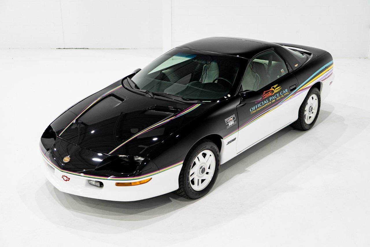 Chevrolet CAMARO Z28 PRIX EN USD | Pace Car with only 957km (595mi) with original window sticker 1993 Noir Montréal - photo #6