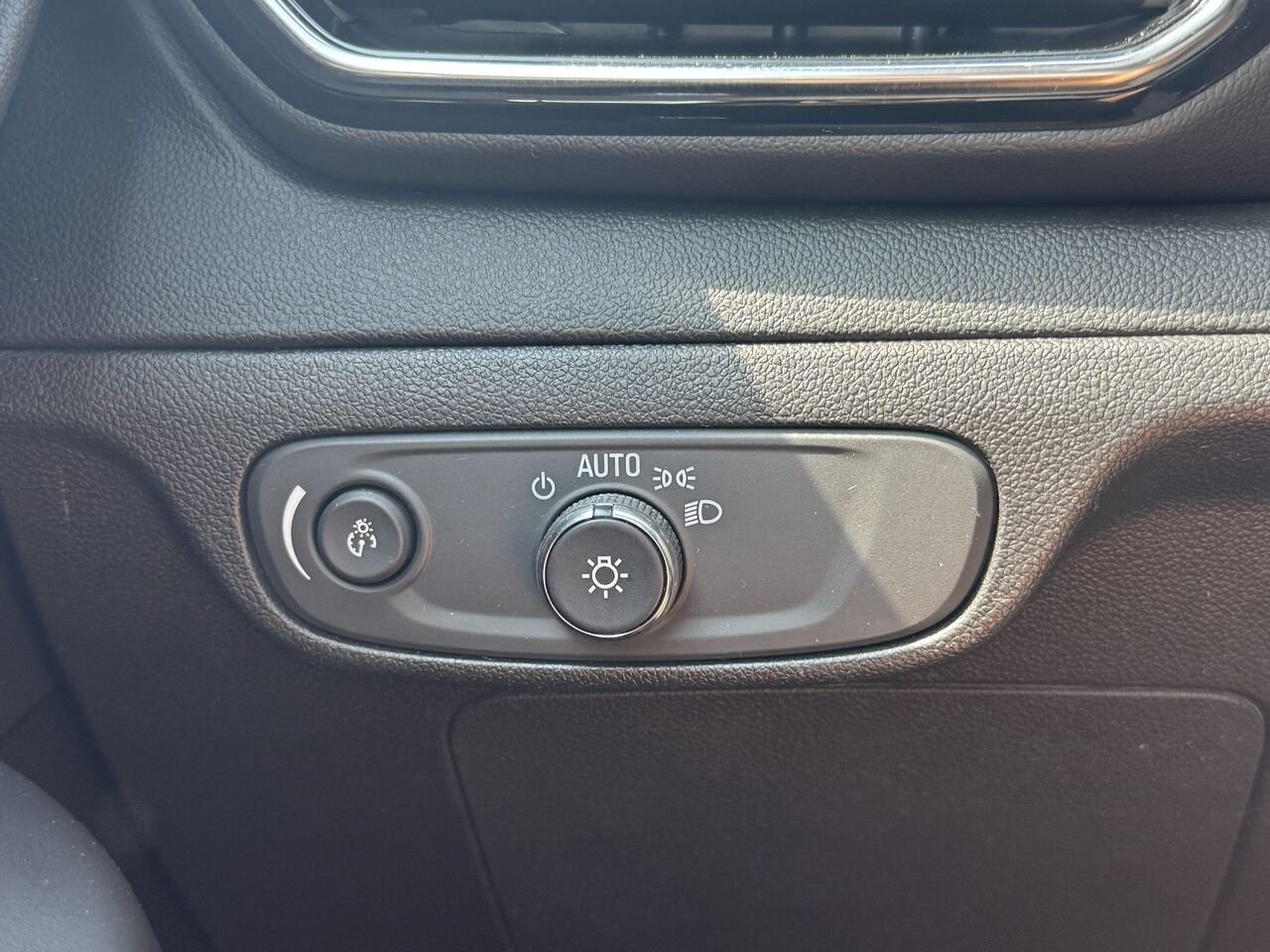 2023 Chevrolet Bolt EUV LT White Granby - photo #22