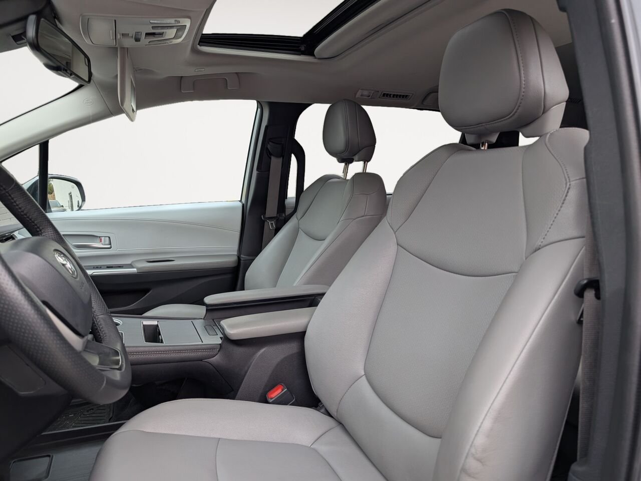 Toyota Sienna XLE/SIÈGES CHAUFFANTS/VOLANT CHAUFFANT/TOIT OUVRANT/SIÈGES EN CUIR/BLUETOOTH/AC BIZONE 2025 Argent Sherbrooke - photo #6