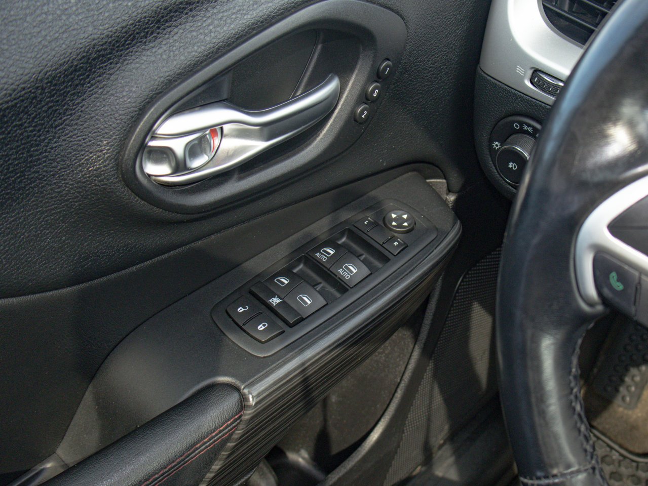 2015 Jeep Cherokee 4WD 4dr Trailhawk gray Sherwood Park - photo #20