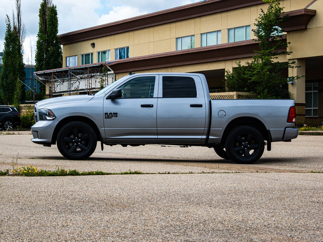 2021 Ram 1500 Classic Express 4x4 Crew Cab 5'7 Box Grey Sherwood Park - photo #9