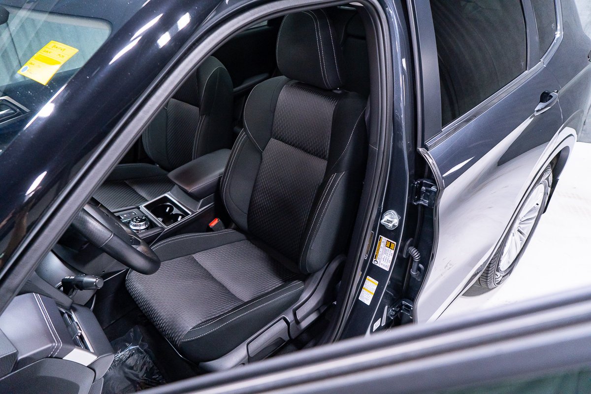 2024 Mitsubishi Outlander ES S-AWC Grey Montreal - photo #13