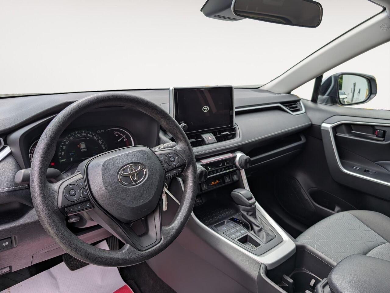 Toyota RAV4 LE/SIÈGES CHAUFFANTS/CAMÉRA DE RECUL/BLUETOOTH/AC/ 2025 Ciel argent métallisé Sherbrooke - photo #8