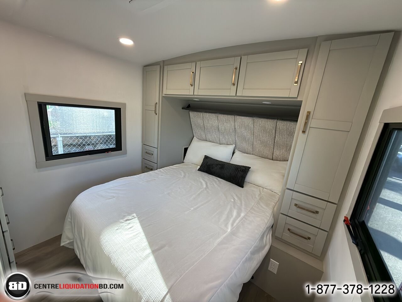 2025 BRINKLEY Z295 | ACCOMODATION White Granby - photo #21