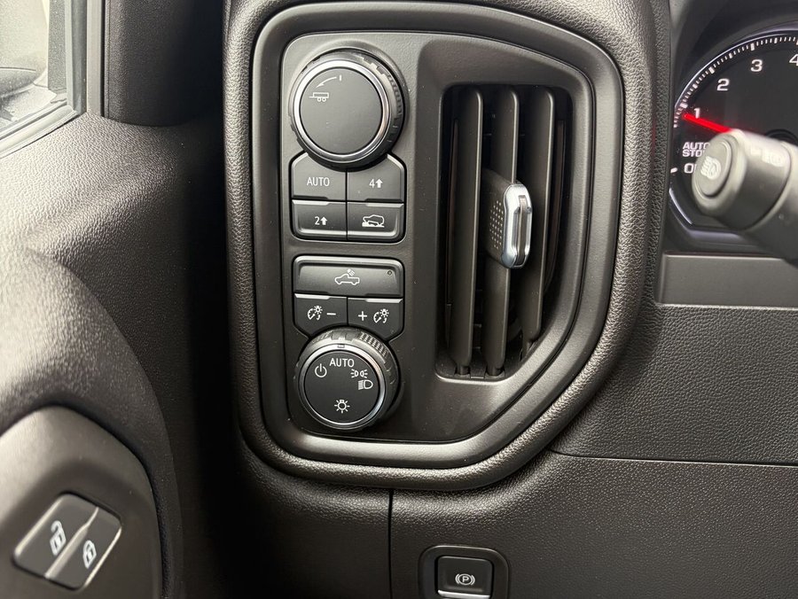 CHEVROLET SILVERADO K1500 CUSTOM Custom cabine multiplace 4RM 157 po 2024 Noir