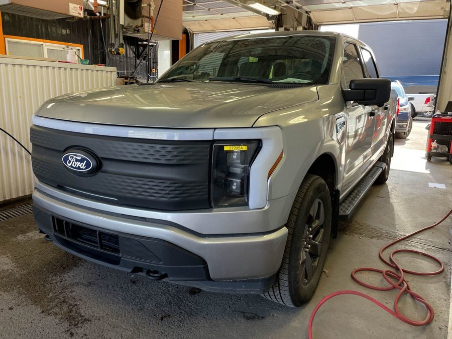 Ford F-150 Lightning XLT CREW 4X4 *GR REMORQ MAX* CHARGEUR EMB. 9.6 KW 2024 Gris