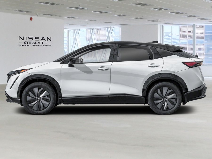 2027 Nissan ARIYA SV+ E-4ORCE | ÉLECTRIQUE | TRACTION INTÉGRALE | CUIR | NAVIGATION | VOLANT CHAUFFANT Everest White Pearl TriCoat/Black Diamond Metallic