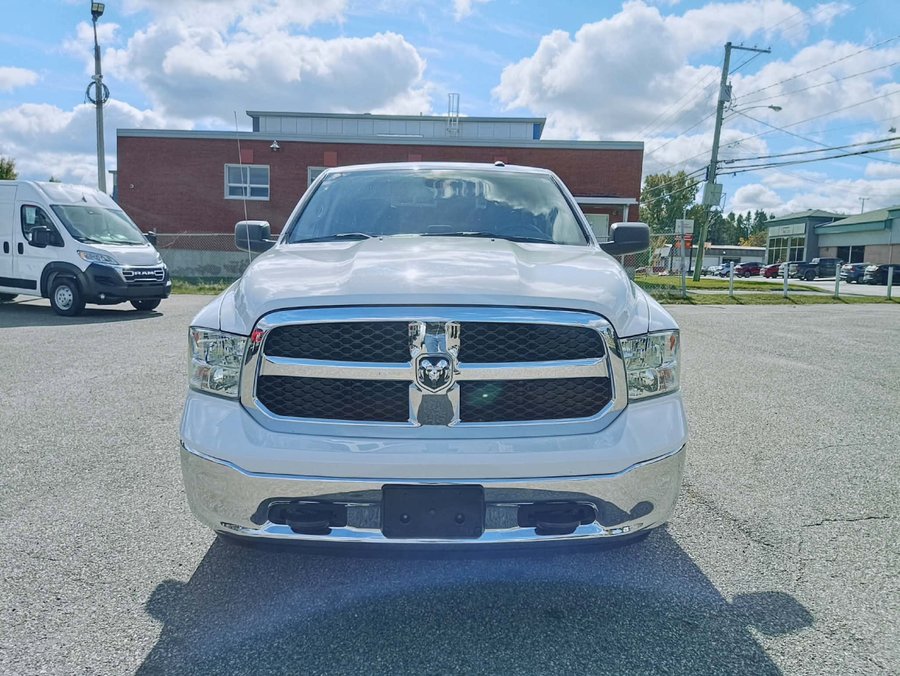 2023 RAM 1500 Classic SLT cabine d'équipe 4x4 caisse de 5 pi 7 po White