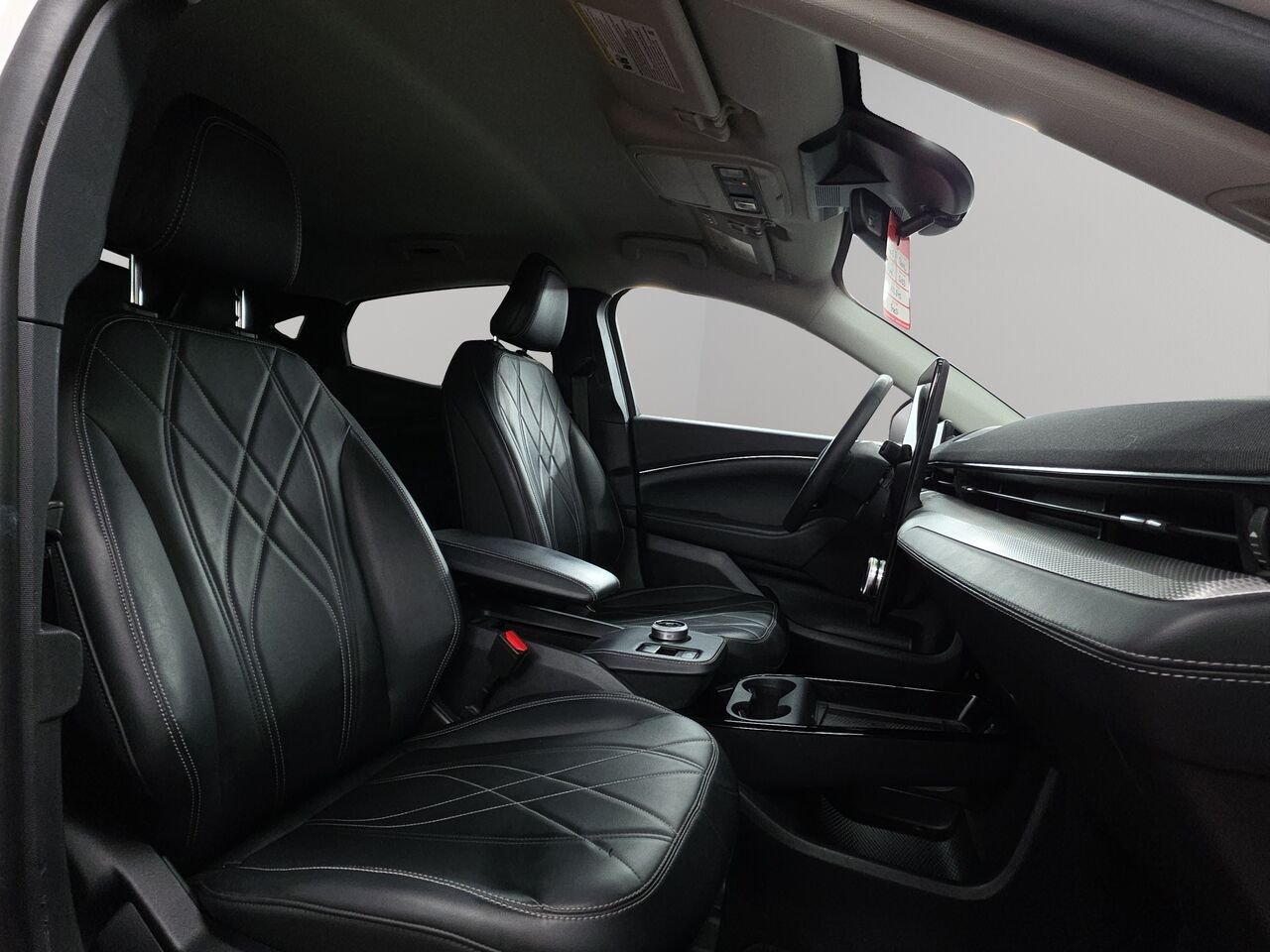 Ford Mustang Mach-E Sélect TI, Traction intégrale, écran tactile SYNC 4 de 15,5 pouces, Apple CarPlay et Android Auto 2023 Blanc Val-David - photo #10